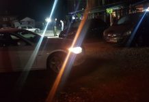 Hajnat thyejnë një veturë në Siboc të Podujevës – vjedhin para dhe 17 çelësa të veturave të një auto-salloni (Foto)