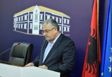 Qytetarët kërkojnë që t’i ndalohet KEDS-it vendosja e orëve të rrymës në maje të shtyllave në Podujevë