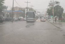 Rrugët e Suharekës shndërrohen në ‘lumenj’ nga reshjet e rrëmbyeshme të shiut