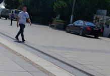 Mërgimtari futet me veturë në sheshin e Prishtinës