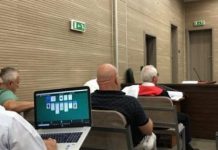 Mjeku i akuzuar për korrupsion nuk e ndal lojën me letra gjatë seancës gjyqësore