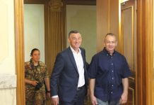Kadri Veseli i jep një çmim italianit që strehoi shumë kosovarë
