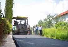 Asfaltohet rruga në një lagje në qytetin e Podujevës