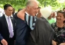 Emocione të forta – plaku me plis e përqafon Clintonin gjatë vizitës në Prishtinë