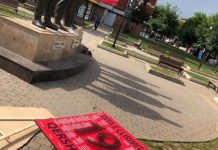 Thyhen pankartat me emrat e të rënëve të Podujevës