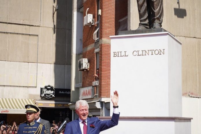 auto_Bill_Clinton_te_busti1560348903