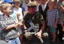 Ish- ushtari i KFOR-it kujton gëzimin e fëmijëve shqiptarë para 20 vitesh