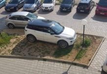 Vetura lukzose e parkuar në hapësirën e gjelbëruar publike