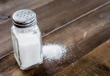 Shtypja e gjakut e dhimbjet e kokës zvogëlohen nëse shmangni kripën