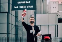 Me litar në fyt e pranga në duar, i riu kosovar proteston para Qeverisë