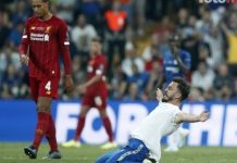 Kamerat nuk e shfaqen, por një tifoz turk hyri në fushë dhe dhuroi spektakël në takimin mes Liverpoolit dhe Chelseat