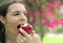 Shumica e njerëzve e bën këtë gabim kur ha mollë: E hidhni pjesën më të shëndetshme!