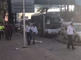 Sulmohet një autobus që transportonte policinë në Turqi, disa të lënduar – pamje nga vendi i ngjarjes