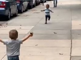 Dashuria pa hile e dy fëmijëve, nuk ishin parë prej dy ditësh…