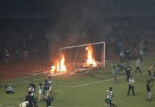 Skuadra e humb ndeshjen, tifozët i vënë flakën stadiumit