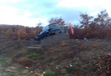 Aksident në Skenderaj, vetura ‘fluturon’ dhe përfundon mbi përmendore