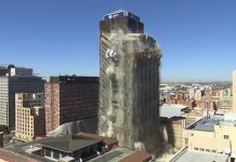Kulla e Bankës 108 metra e lartë shembet në një shpërthim të kontrolluar në Johannesburg
