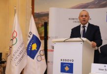 Ademi thotë se Anglia s’ka pse të frikësohet nga racizmi në Kosovë