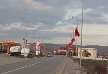 Llapi zbukurohet për 28 Nëntor, rreth 300 flamuj kombëtarë vendosen në rrugën që të çon për në Serbi