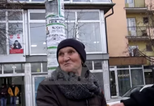 E moshuara nga Podujeva dhuron 10 eurot e fundit për Shqipërinë