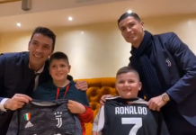 Fëmijët që shpëtuan nga tërmeti duke u hedhur nga ballkoni marrin fanellat nga Ronaldo e Buffoni
