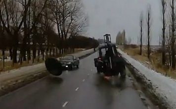 Rusi, momenti kur rrota e madhe e traktorit “shkëputet” – dhe përplaset për një veturë që po vinte përballë