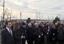 Kurti me bashkëpartiakë bëjnë homazhe te varri i Arben Xheladinit në 13-vjetorin e vdekjes së tij