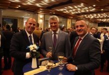 Lladrovci në foto me Presidentin Thaçi dhe Bekim Jasharin: Na tre, ma të fortit!