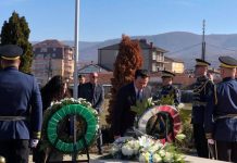 Kurti bënë homazhe te varri i Rugovës: Vlerësojmë angazhimin politik për liri e pavarësi të presidentit të parë të Republikës së Kosovës