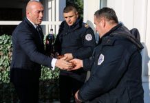 Haradinaj nis festën me pjesëtarët e policisë, u shërben pije