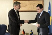 Ambasadori gjerman ia dorëzon Kurtit ftesën e Merkelit për takim në Berlin