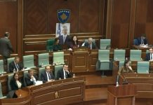 PDK-ja ia vendos Osmanit foton e Thaçit në Kuvend