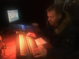 Në kabinën e ndriçuesit të skenave teatrore