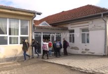 Gjilan, mësuesi e qeth nxënësin në klasë (VIDEO)