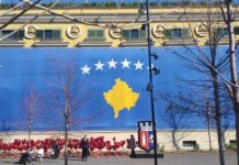 Për nder të pavarësisë, Veliaj vesh një pjesë të bashkisë së Tiranës me flamurin e Kosovës