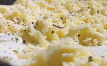 Patate të pjekura të grira në rende me shtesë të pasur: Racion i cili do t’ju mbajë të ngopur gjatë gjithë ditës!