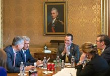 Grenelli publikon fotografi nga takimi Thaçi-Vuçiq