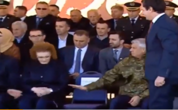 Hajde këtu hajde: Thaçi me gjest epik e ulë Vjosa Osmanin afër vetes (Video)