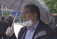 Babai i Astrit Deharit pas “test- protestës”: Nëse nuk ka zgjedhje, atëherë ka marrë fund demokracia