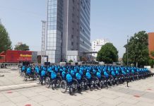 Në sheshin “Skënderbeu” në shenjë proteste vendosen karroca të personave me nevoja te veçanta