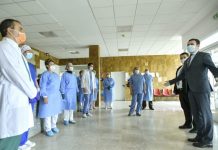 Kurti viziton Infektiven: Prej 11 të shtruarve në klinikë dy janë në gjendje më kritike, kurse tre të tjerë priten të lirohen