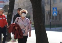 Coronavirusi: Dilema e të moshuarve kosovarë, të rrinë brenda apo jashtë?