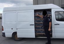 Tentojnë t’i ikin policisë, rrokulliset furgoni me mallra ushqimore