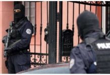 Policia bastis një shtëpi në Podujevë, konfiskon disa armë