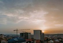 Dy ditët e ardhshme priten reshje të shiut, do ta largojnë pluhurin saharian