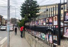 Para vendimit për krime lufte, fotografitë e viktimave të masakrës vendosen në rrethojat e gjykatës