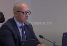 Ministrat serbë nisin me lojëra, votojnë kundër programit qeverisës