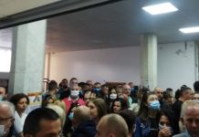 Serbët në Kosovë votojnë për zgjedhjet në Serbi, grumbuj njerëzish në qendrën e votimit në Mitrovicë