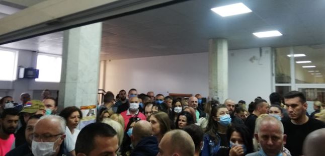 Grumbuj-njerëzish-në-një-qendër-votimi-në-Mitrovicë-të-Veriut-foto-REL-e1592722268717-646x310
