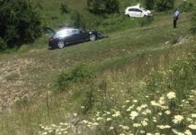 Tre tre të lënduar nga aksidenti në rrugën Prishtinë-Gjilan, veturat përfundojnë në ara